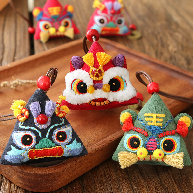 Ping An embroidery handmade national tide awakening lion auspicious beast diy material bag wormwood mosquito repellent self-embroidered Dragon Boat glutinous rice bag
