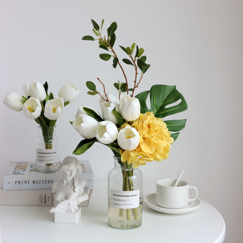 Simulation flower high-end 2020 new moisturizing tulip fake bouquet light luxury simple flower arrangement desktop decoration photo