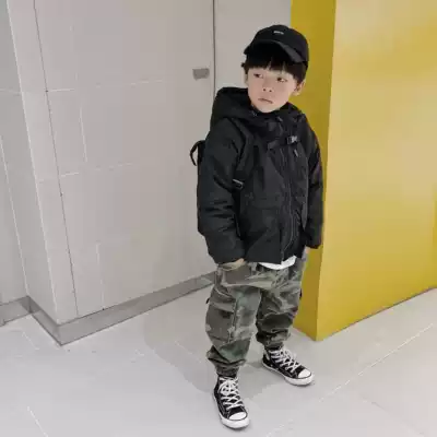 (The owner pushed) the boy's cotton-padded clothes, the children's cotton coat, the handsome middle-aged children's cotton-padded jacket, the thick winter coat