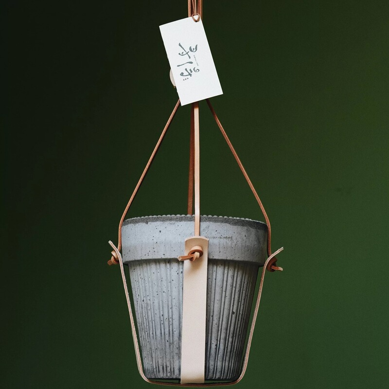 Found It | Ins-Style European Minimalist Hanging Wall-Mounted High-End Plant Pot Hanging Rope "Semi-Hanging" Made of Vegetable-Tanned Cowhide. Found It | Ins-Style European Minimalist Hanging Wall-Mounted High-End Plant Pot Hanging Rope "Semi-Hanging" Made of Vegetable-Tanned Cowhide.