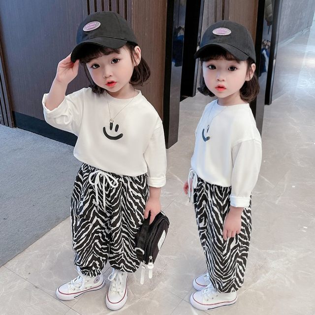 Girls spring suits 2021 new children's Korean spring clothes 1-3 years old baby girl sweater two-piece set 4