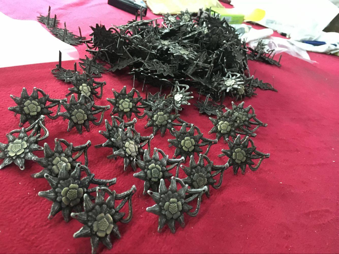 German Army German Brand New Public Hair Army Version Original Pint Mountain Soldiers Metal Snow Fleece Flower Hat Emblems Small Soldier Hat Insignia