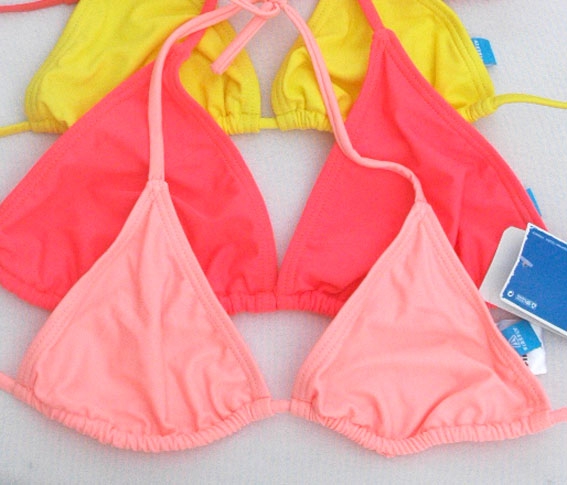 Cổ phiếu giải phóng mặt bằng đặc biệt nhiều màu cơ sở bikini Bộ đồ bơi hàng đầu Ren Trim Tam giác thiết kế gợi cảm bộ đồ bơi nữ