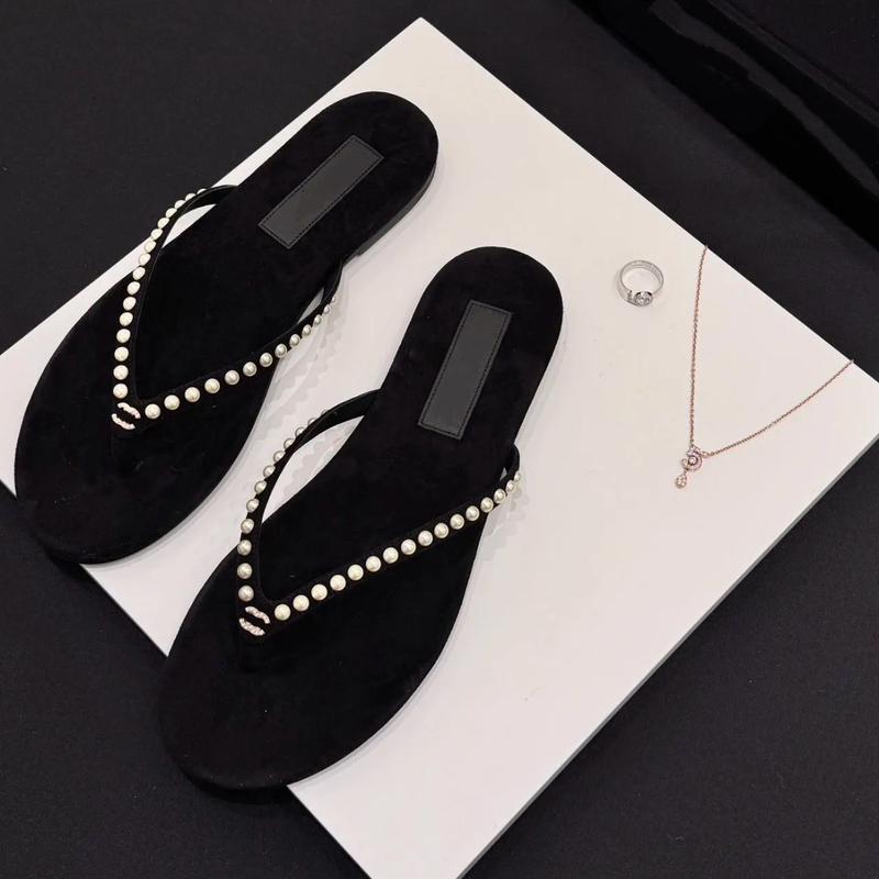 2025C New Style Chanel-Inspired Rhinestone Pearl Flat Velvet Flip-Flops for Women, Suitable for Vacation and Beach Wear