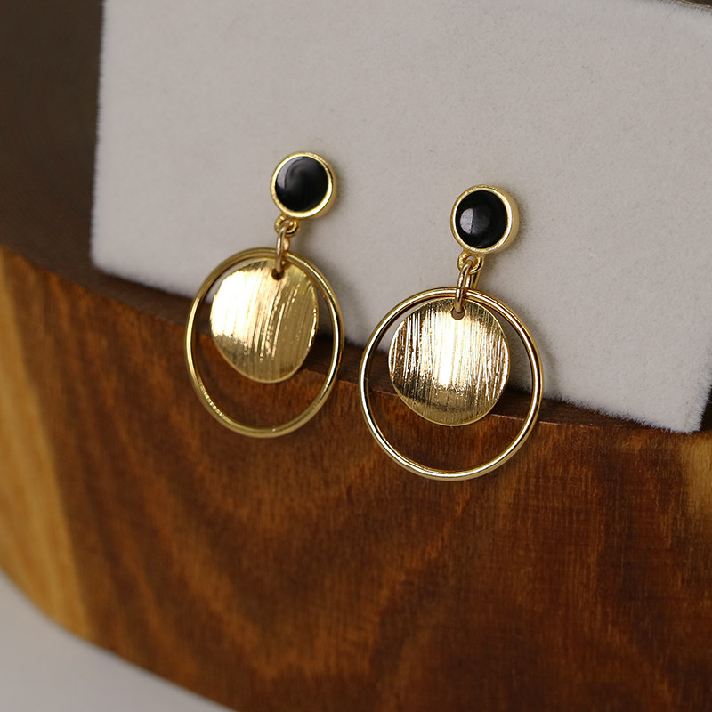 Black drop rubber ring brushed small curved surface modern all-match ear clip CC decorated with mosquito coil surface comfortable earrings