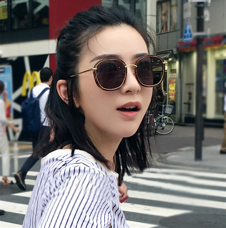Thời trang phiên bản Hàn Quốc của kính râm hộp lớn nữ mặt tròn là kính râm mỏng lưới đỏ đi biển 2018 mới mat kinh