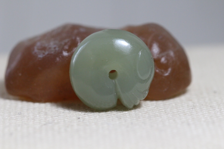 Hotan mountain material and end material goose egg green red mountain culture jade pig dragon diameter 18 thick 1 0N246