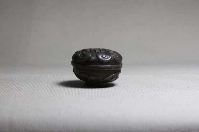 Qingzhong late twinting lotus incense box