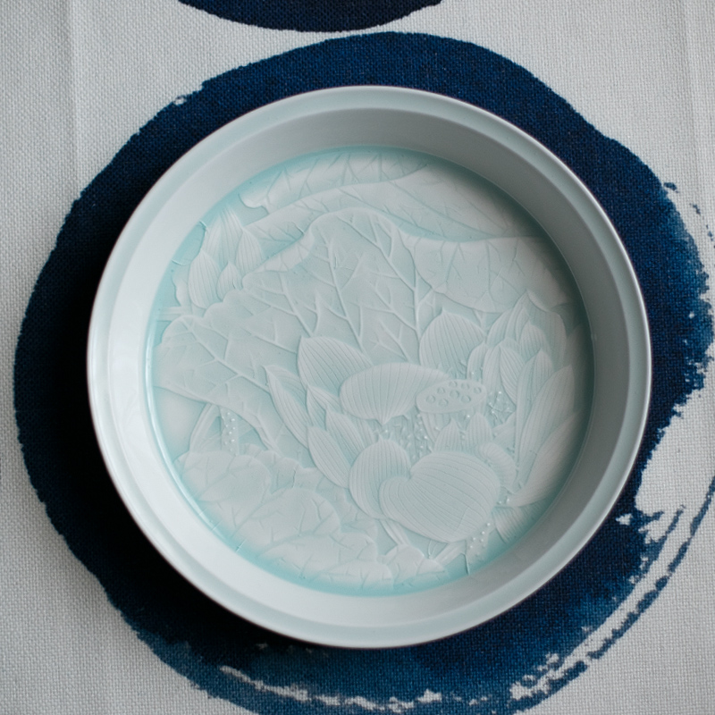 Yajitang Lake shadow Qinglu Handmade lotus pattern large round plate pot bearing fruit plate storage plate Bas-relief high temperature porcelain Y