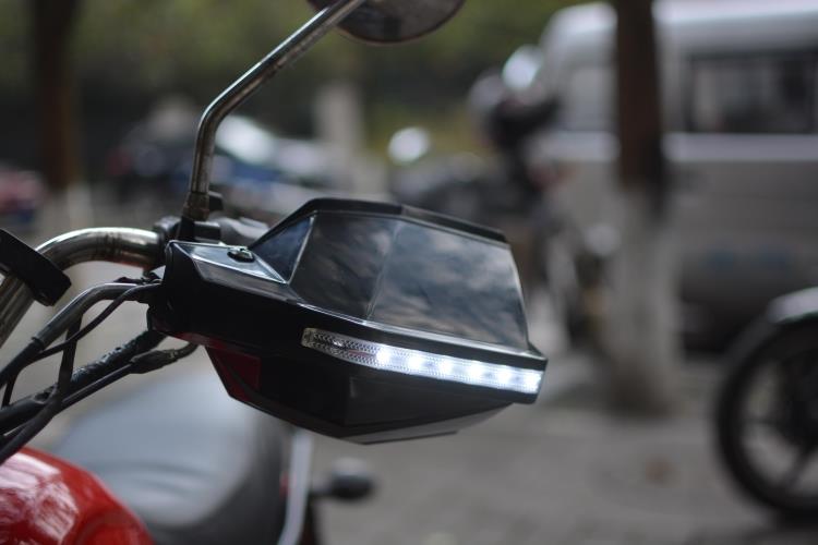 Thép bạc mini side ba bánh sửa đổi tay lái phía trước tay bảo vệ xe máy kính chắn gió ngày dòng lái xe tay ánh sáng bìa kính chắn gió xe máy wave rsx