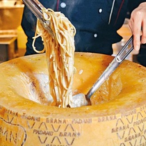 Italy imports the whole round of original installation of the Bama Cheese Parmason cheese parmesan about 40kg