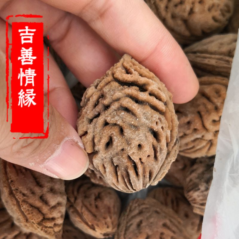 Yonglian peach core carving raw materials large peach core carving raw materials Wen play handmade special carving raw materials are greater than 4.0