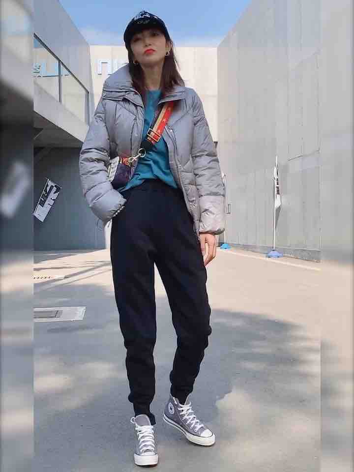 At this time, the flavor of the mother can wear thickened and velvet sweatpants women's loose feet Harun casual thick cotton pants 2021 new