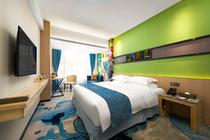 Monet Garden Hotel (Guangzhou New Baiyun International Airport Gaozeng Subway Station) Langhui King Room