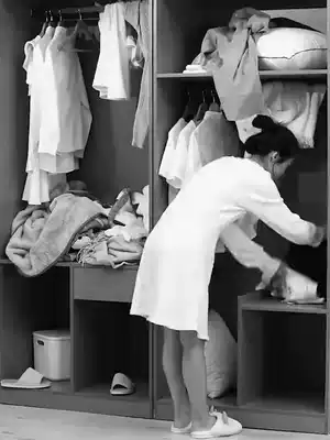 Wardrobe layered partition partition dormitory cabinet compartment partition integral cabinet nail-free retractable layered shelf full coverage