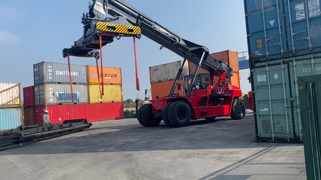 Chinese Zpmc Spreader 45ton Reach Stacker Zhr45 Container Lifting