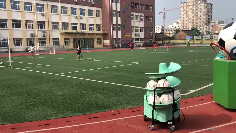 Hightech Intelligent Smart App Hot Selling Soccer Ball Pitching Training Machine And