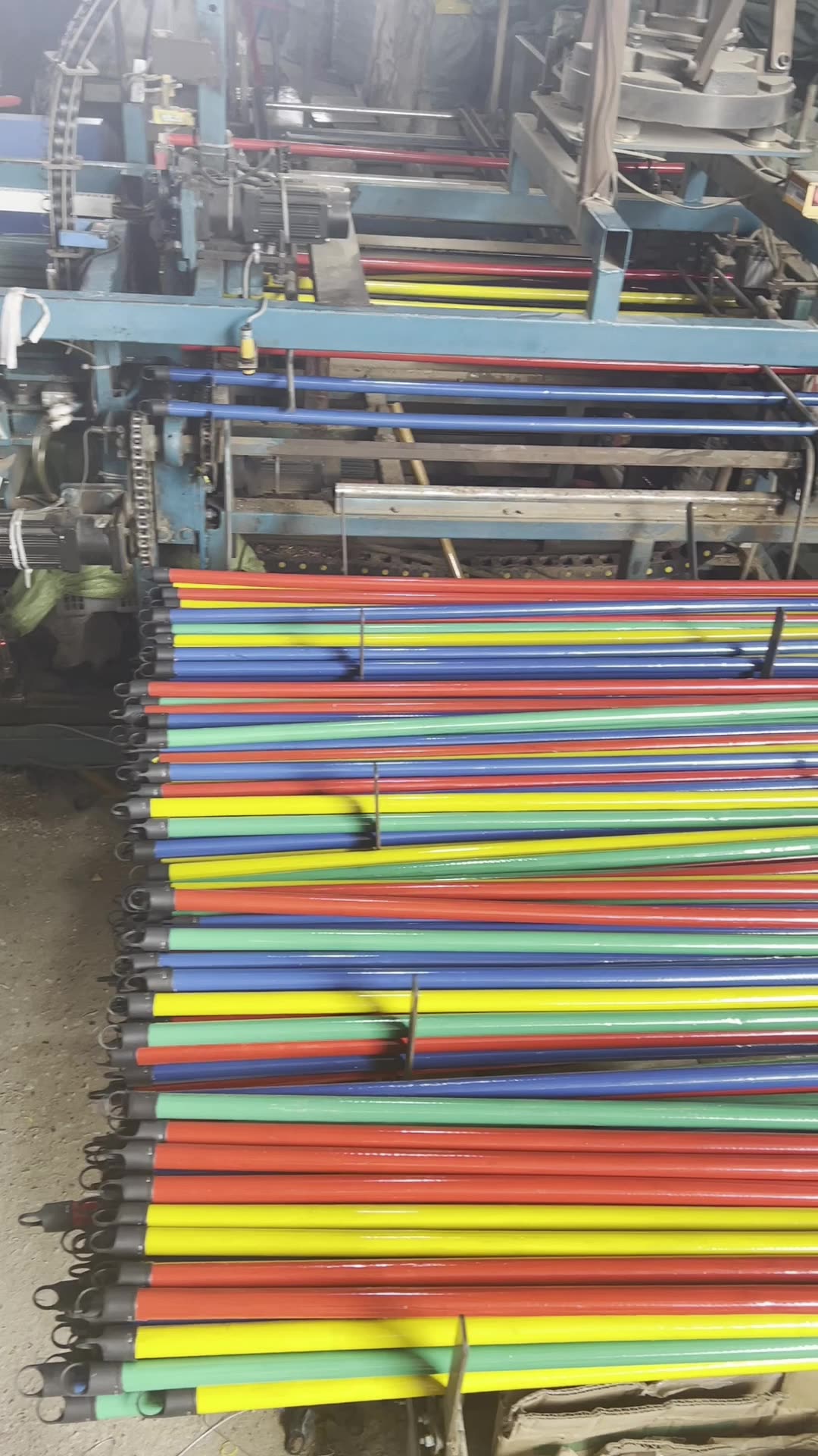 Customized Size And Thread Pvc Broom Head With Wood Pole Popular Design