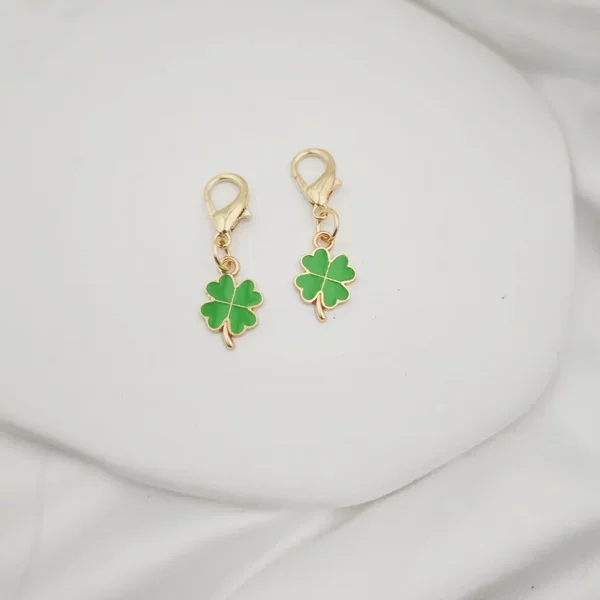 Cross-border hot selling alloy oil drop four-leaf clover pendant bag pendant ladies key chain U disk pendant small gift