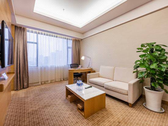 Senior Suite at Holiday Inn Xi'an Big Wild Goose Pagoda