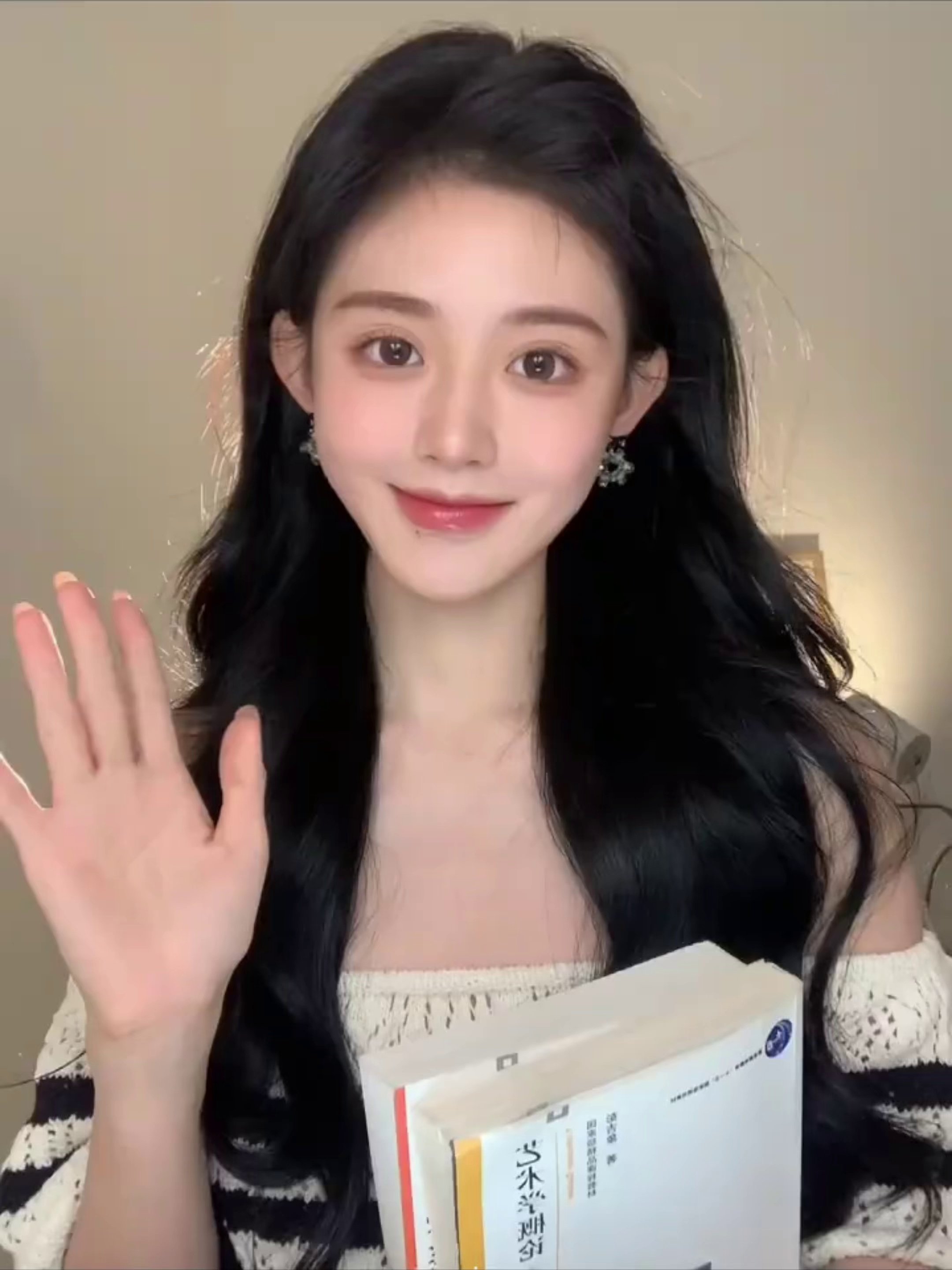 有人喜欢白色的纯粹，有人偏爱黑色的坚定。 而我选择——同时拥有🖤🤍 · · · · · · FirstZight · · · · · · 摄影师：  莎布琳娜化妆师：Alice Bridal MUA 摄影工作室： FirstZight摄影#生日#寫真#攝影寫真#, image size:2160x2880