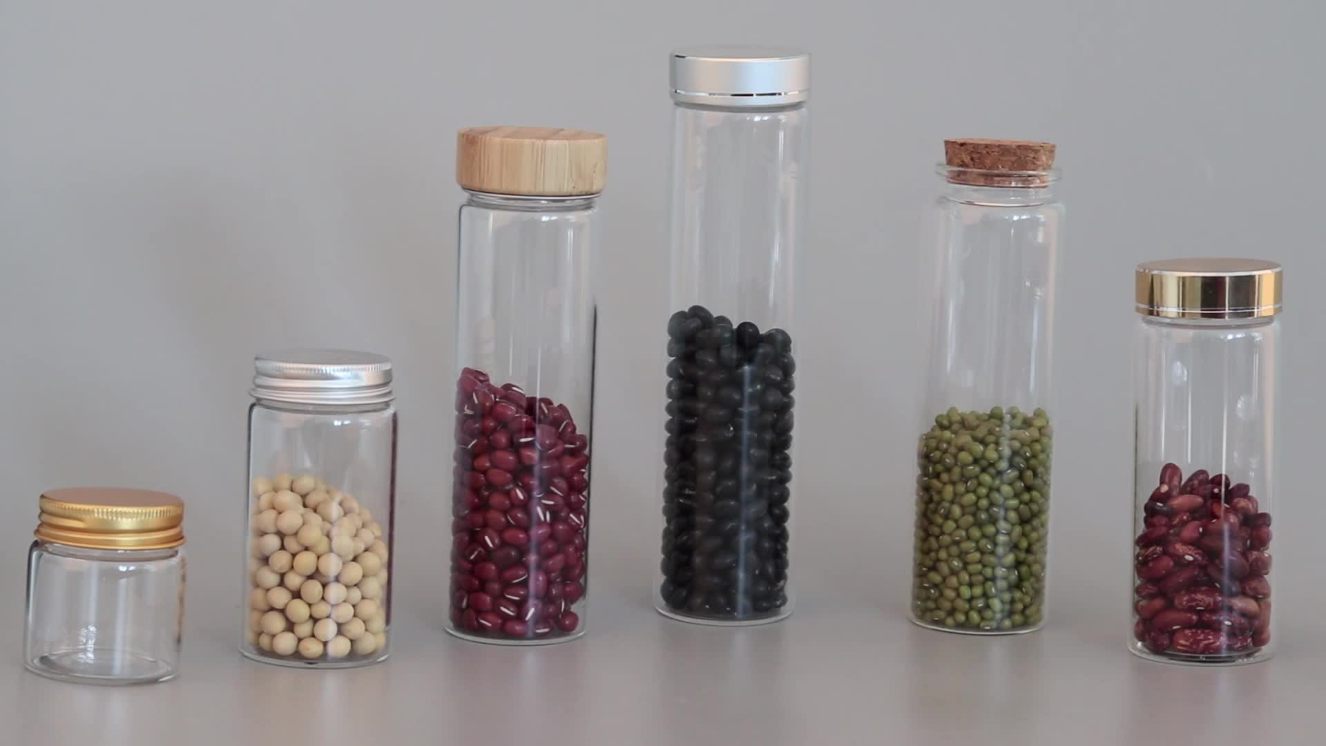 хранение сока. склад соков. полезные свежевыжатые соки. хранение безалкогольных напитков на складе. яблочный сок в пластиковой бутылке.