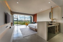 Sanya Haitang Bay Qianmo Design B&B selects 180° panoramic king bed room