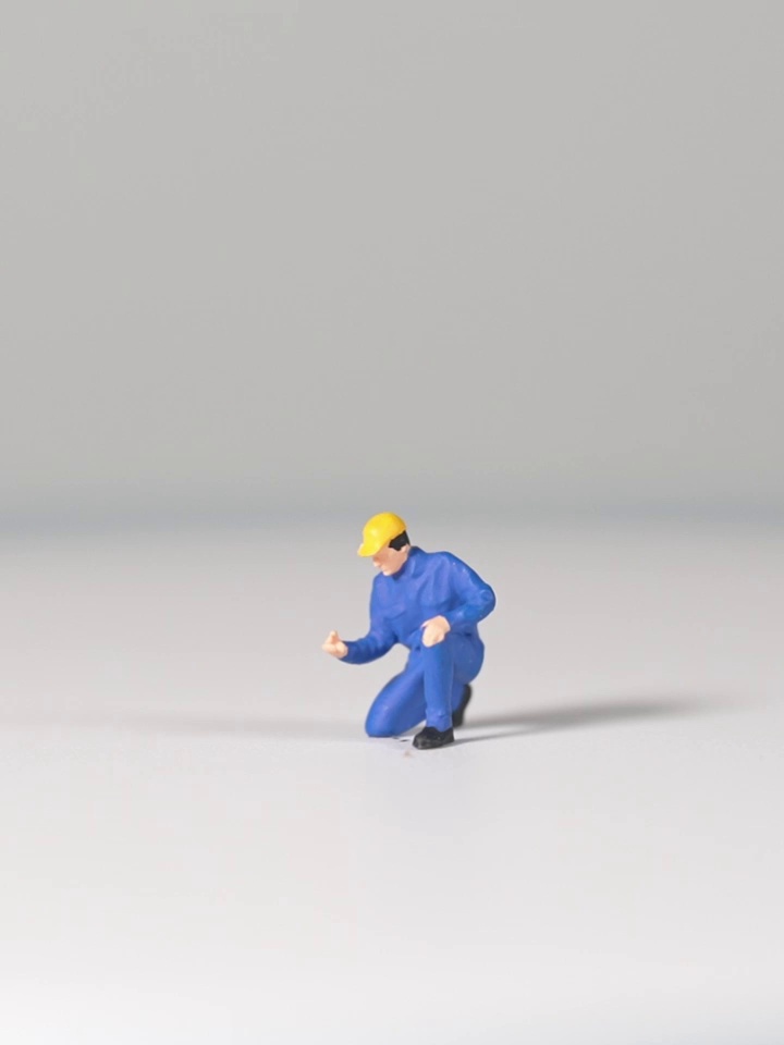 1/64高精度树脂微缩小人-蹲着的工人-微模型-微景观搭配-微缩造景真香。