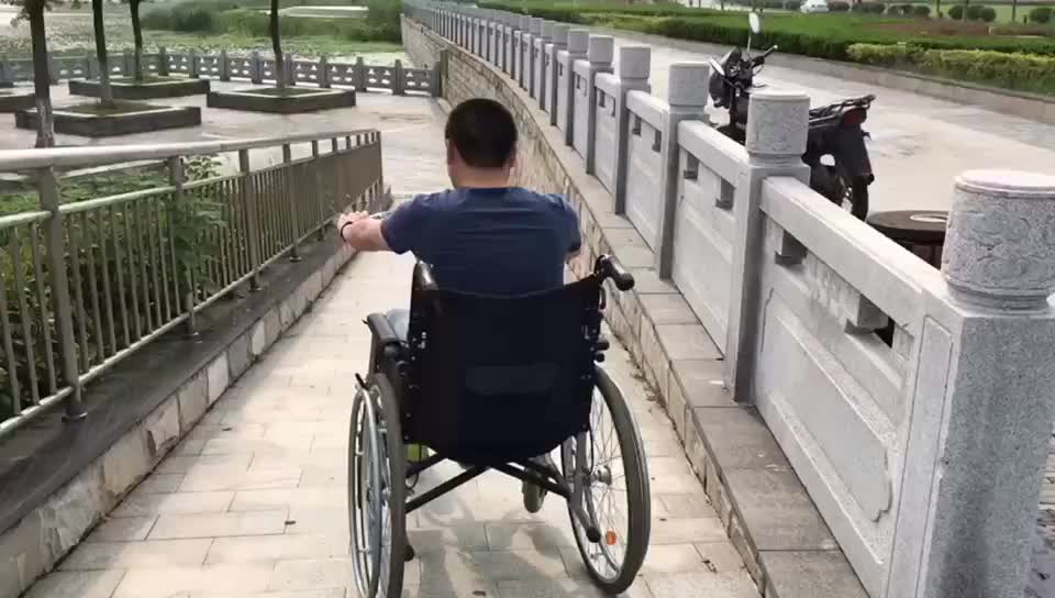 Прицеп к коляске для инвалидов