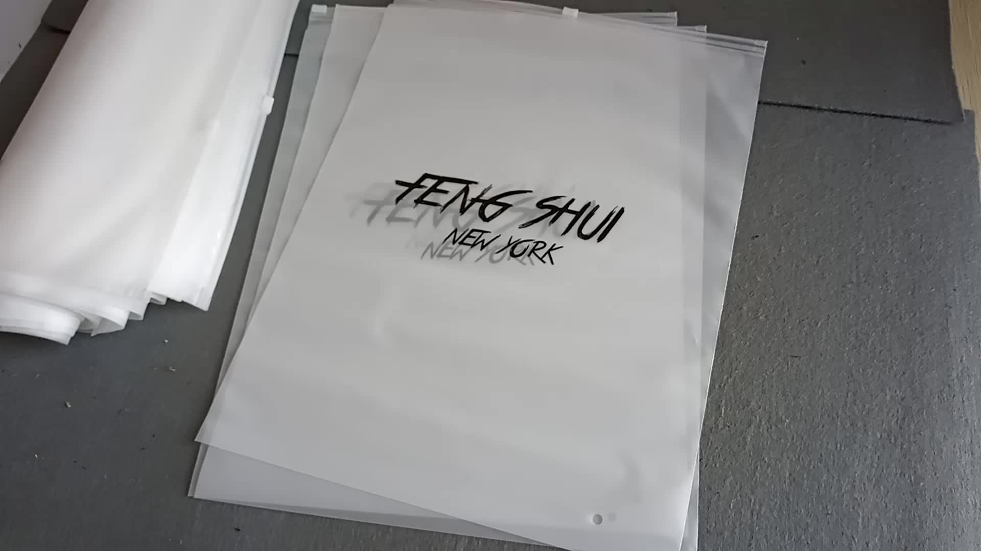 упаковочные пакеты из полиэтилена. пакет зип-лок zip-lock 100х220. матовые прозрачные пакеты для упаковки. прозрачные пакеты с прорубной ручкой. Zip lock пакеты с бегунком.