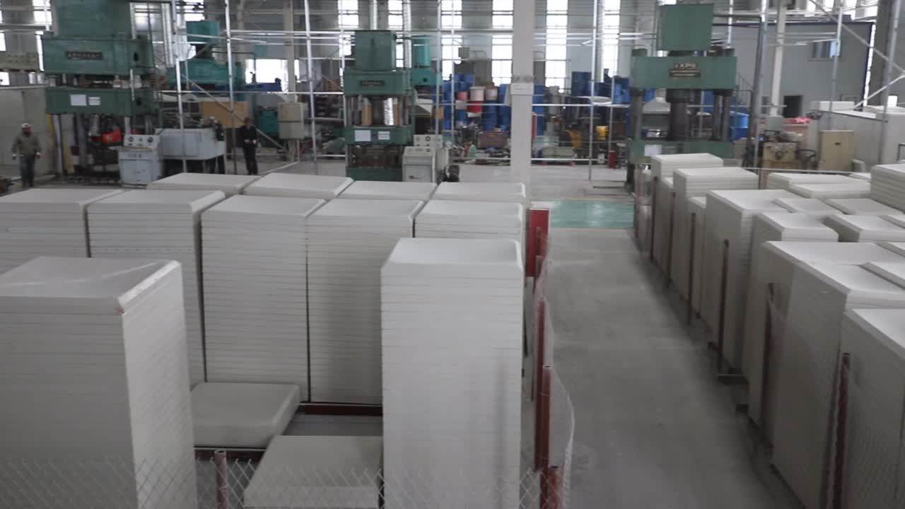 Square Plastic 1000 Litre Water Tank In Cage With Elevated Steel Tower