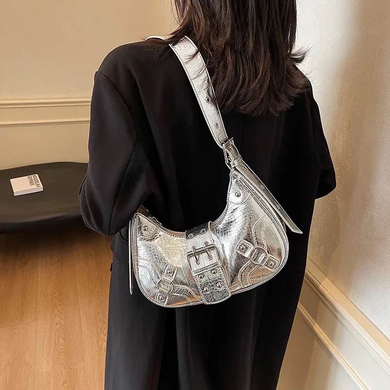 New Moon Fashion Versatile Motorbike Shoulder Bag with Rivets 2024 Personality New Arrival Crepe Underarm Crossbody Bag