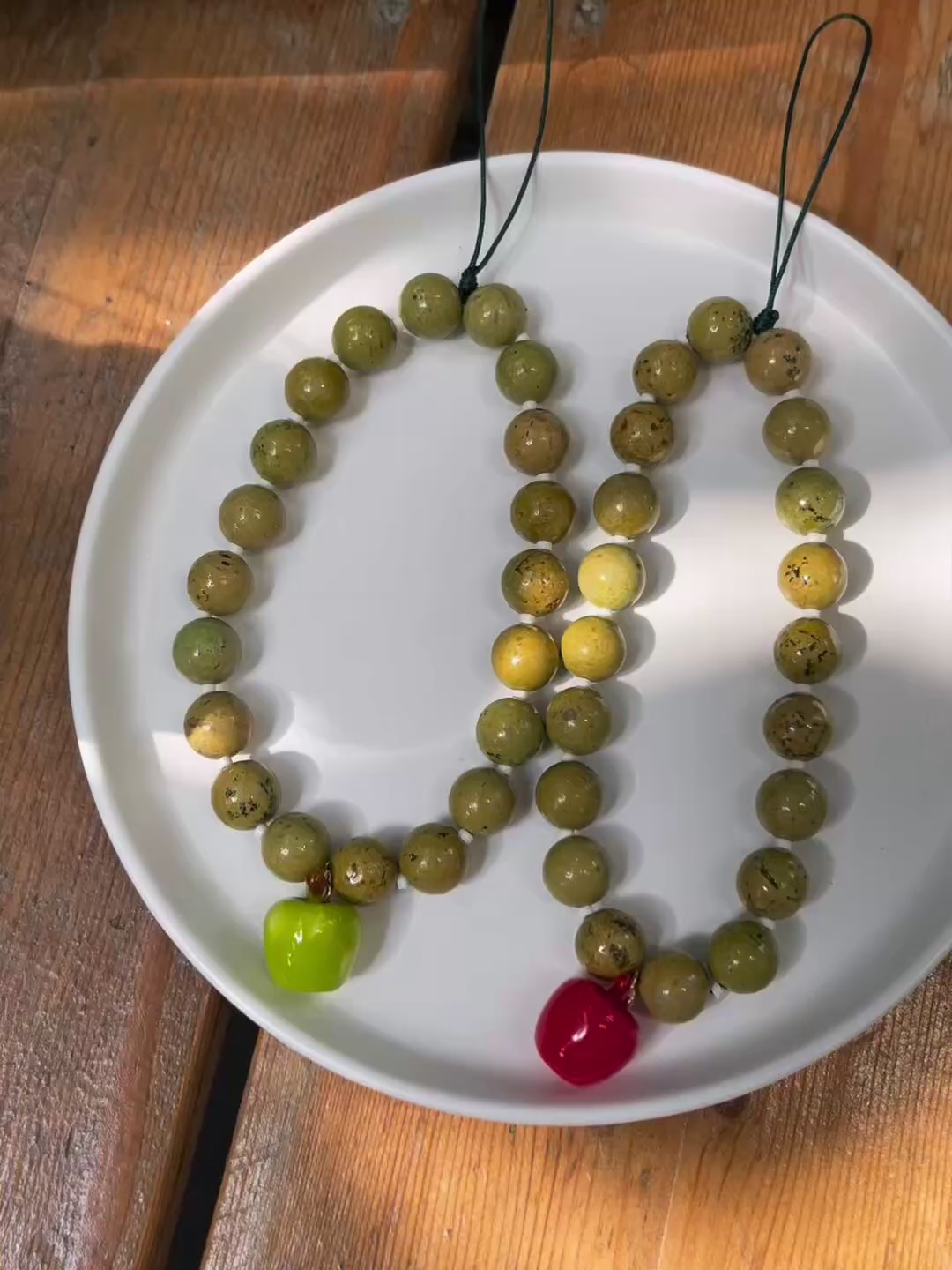 79块买个苹果吊坠？这个届年轻人连移动硬件绳都要偷偷卷文化!