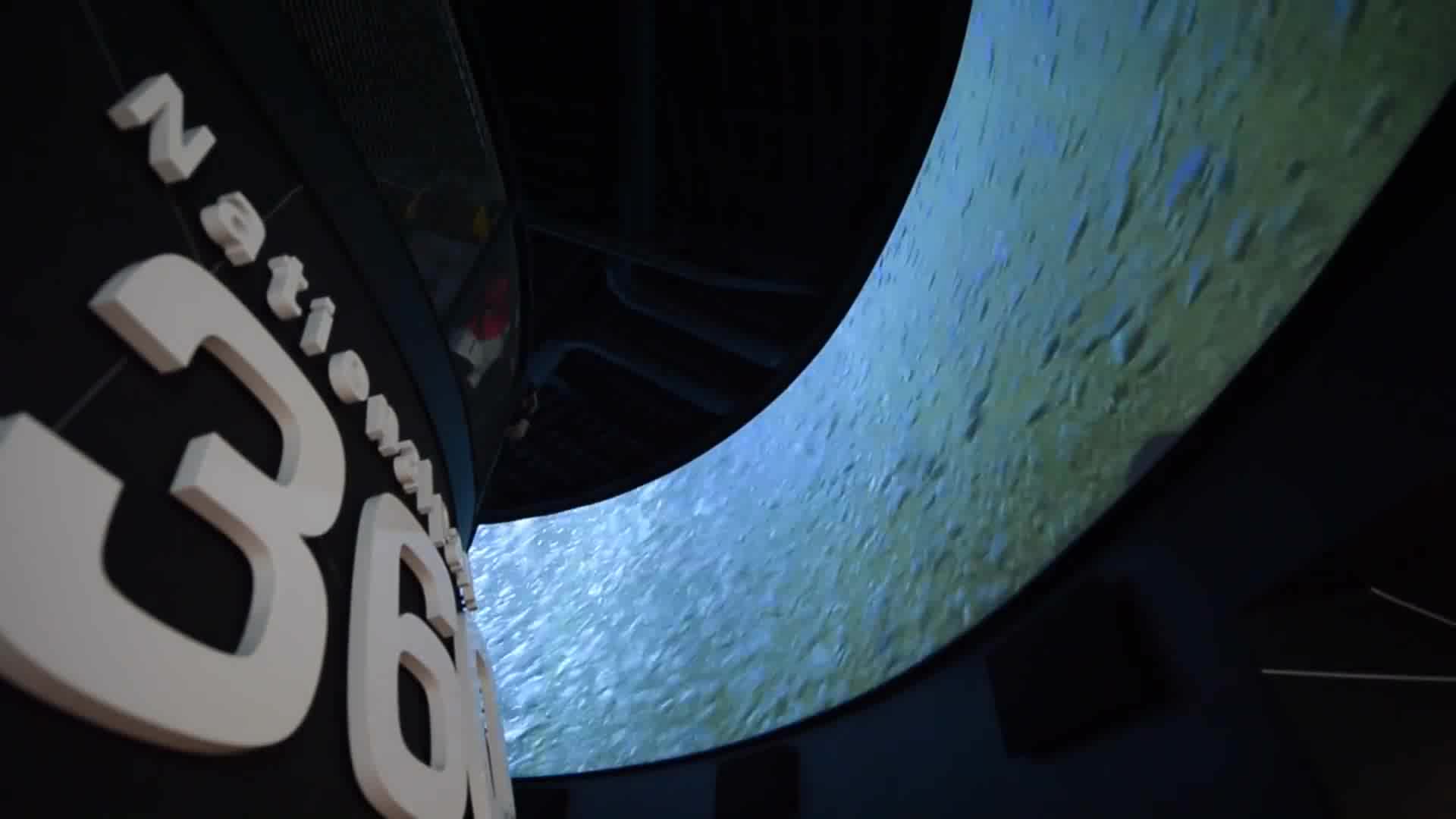 Панорамный монитор. Панорамный экран для проектора. Изогнутый экран проекция. Полукруглый экран. Изогнутый экран для проектора.