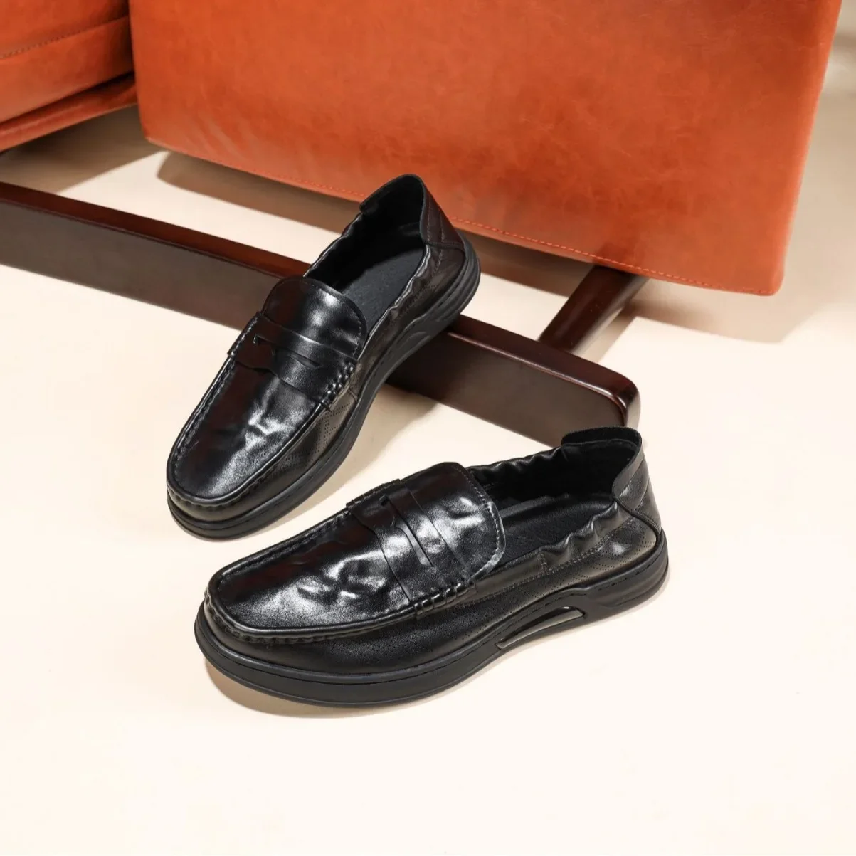 2024 New Men's Top Layer Cowhide Perforated Loafers Soft Sole All-match Casual Leather Shoes Soft Leather Shoes