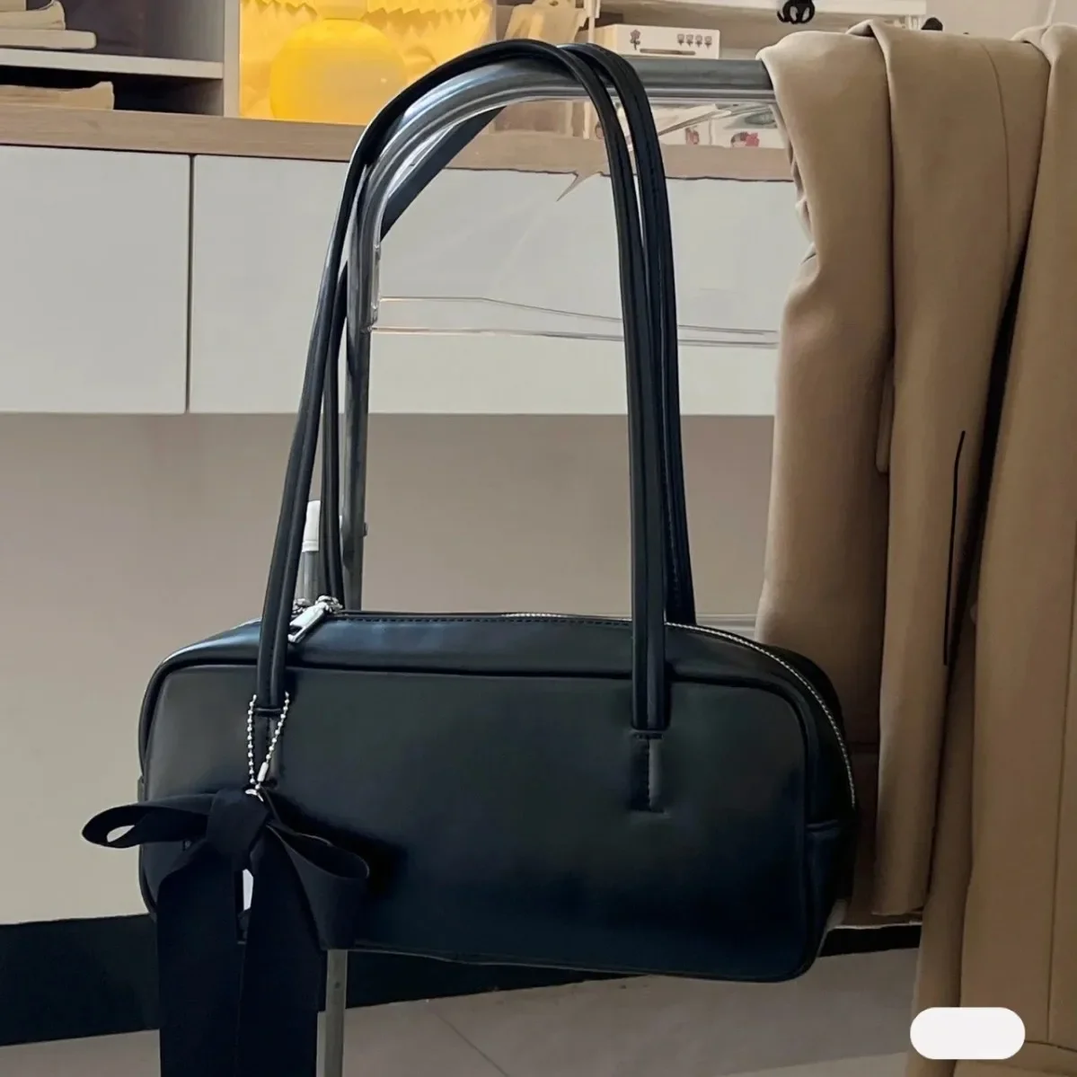 Fashion bow shoulder bag with underarm design, new spring and summer leisure versatile pillow bag, high-end light pink baguette bag