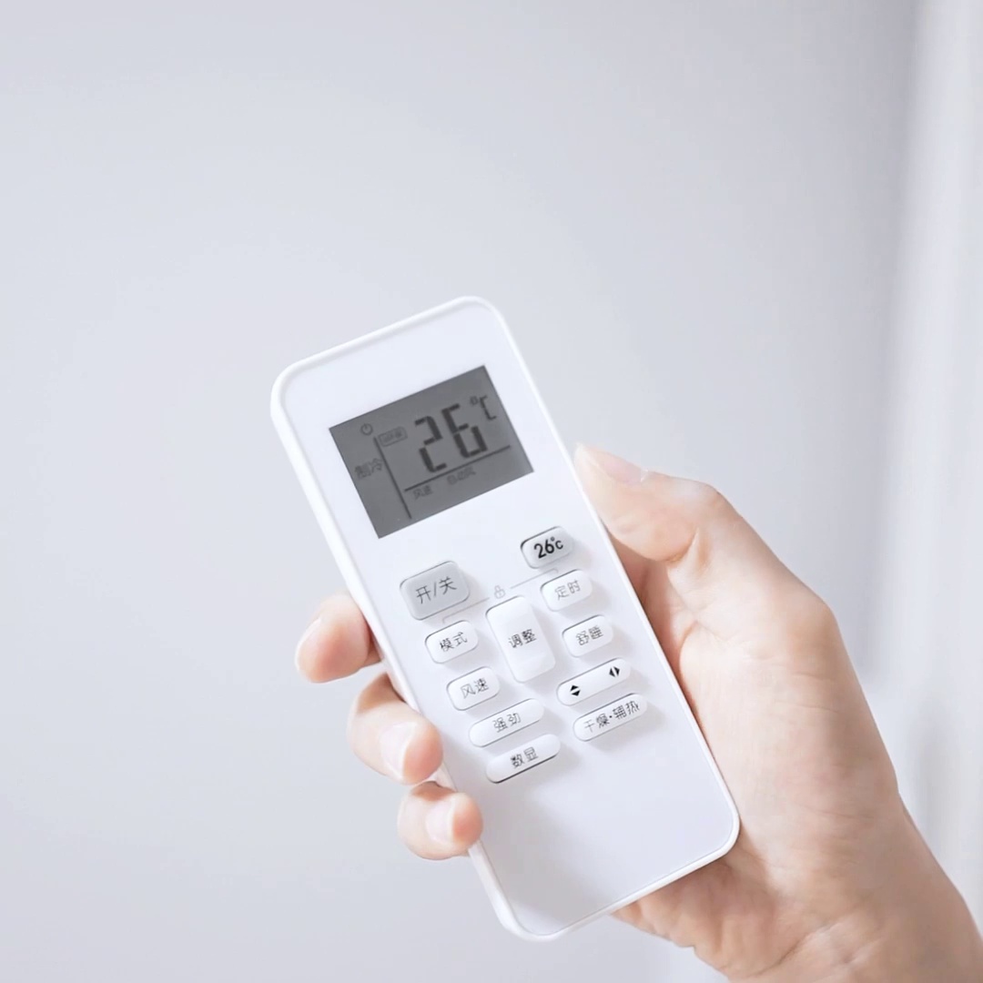 这遥控器能够一键控所有家空调。海信使用者狂喜！