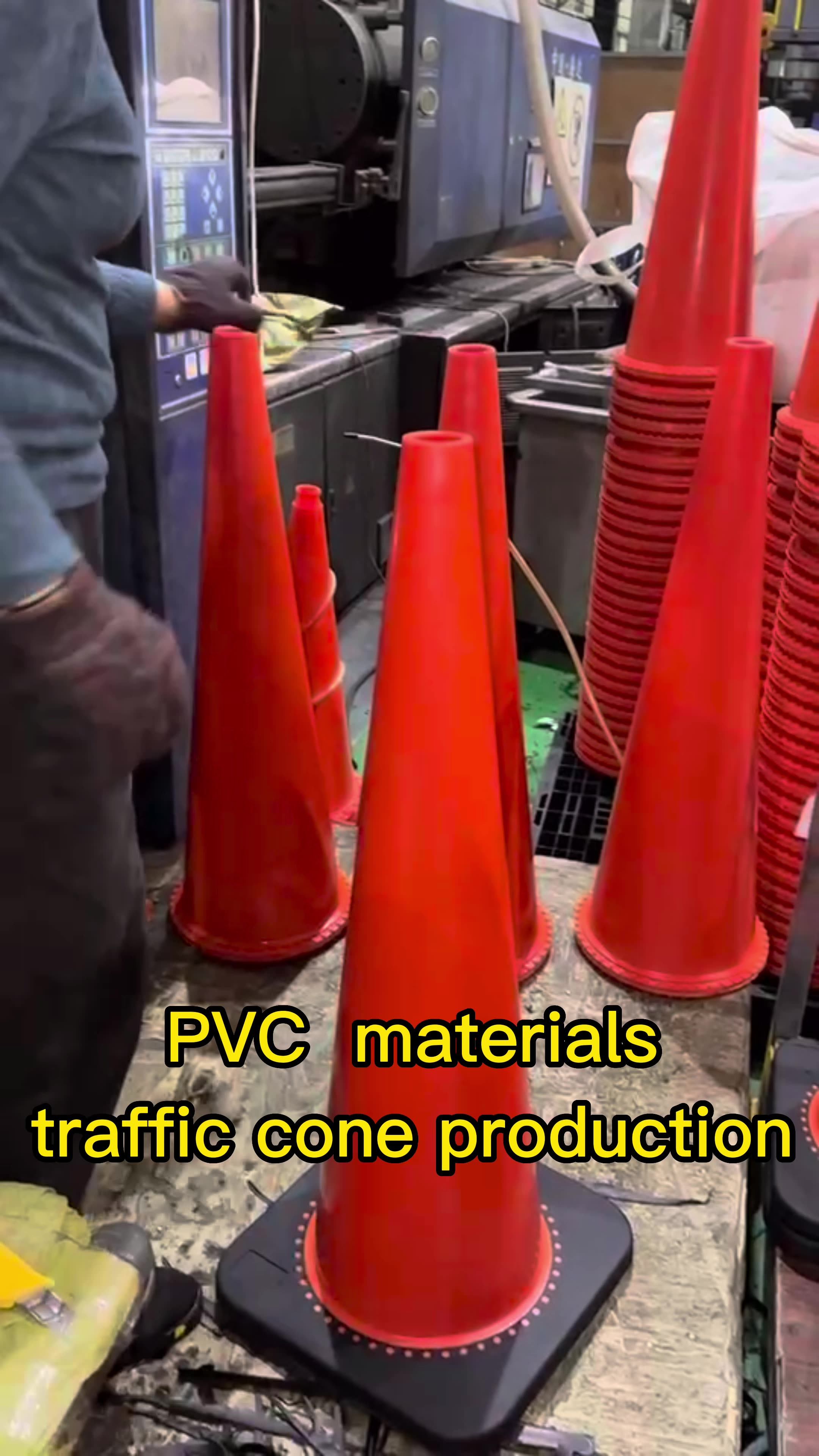 Road Safety Cones Black Base Warning Traffic Cones Reflective Tape Pvc