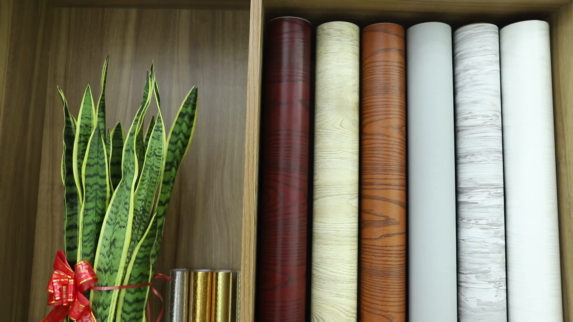 рулон обоев. клеящаяся пленка для кухни. самоклеющиеся обои спб. клейкая бумага для мебели. самоклеющиеся обои для стен.