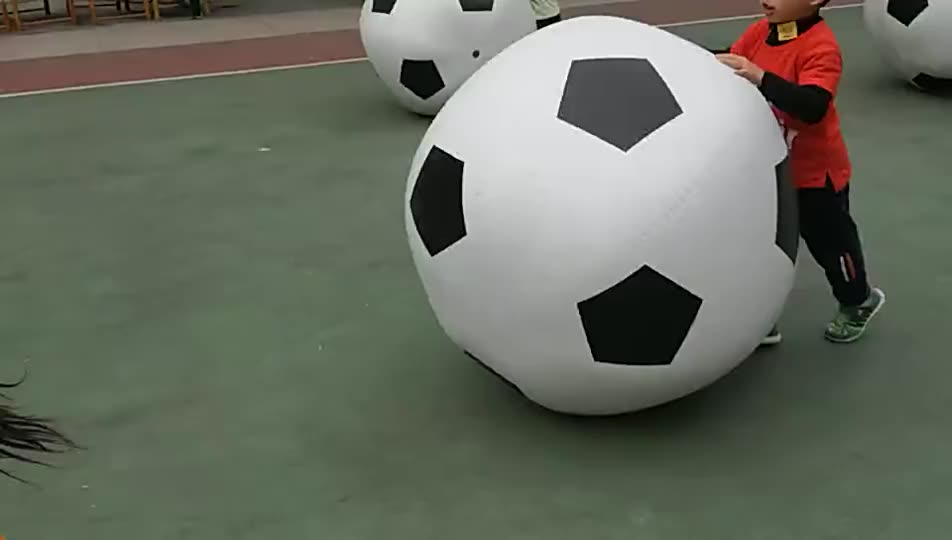 Гигантский футбольный мяч