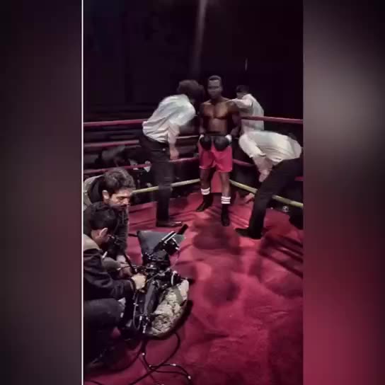 这个包能够当三脚架。摄影圈疯传的复古斜跨包，真不是智�商税。