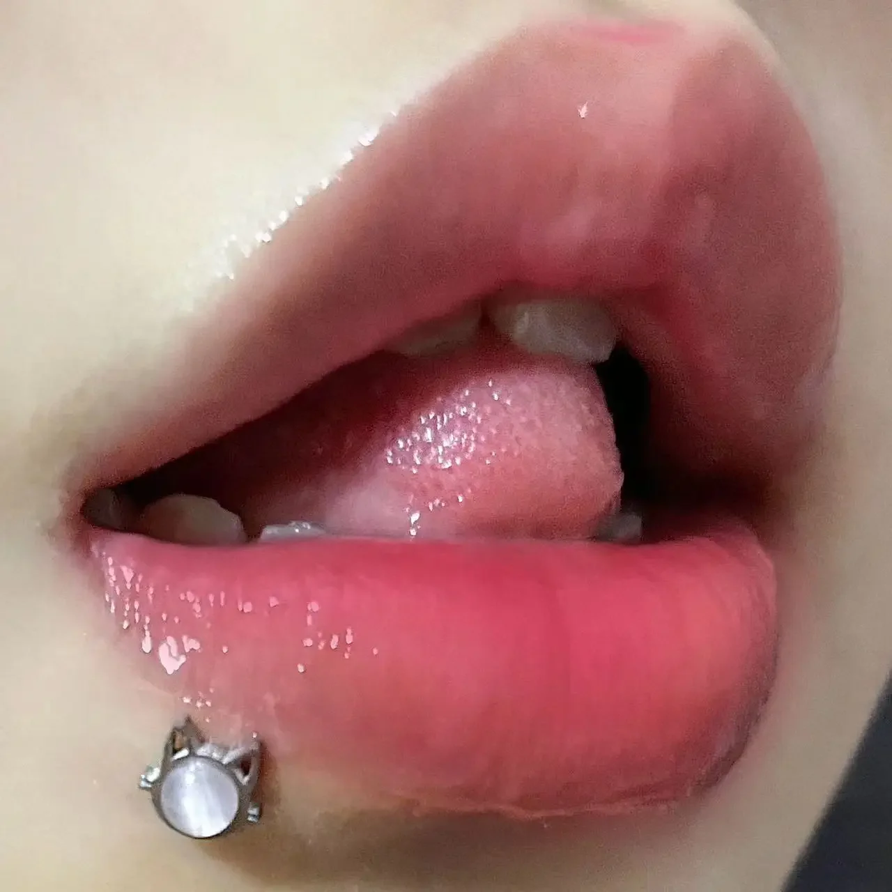 Cat cat eye stone lip nail gradient inner tooth ear bone nail ear nail titanium steel drinkable piercing jewelry cute sweet