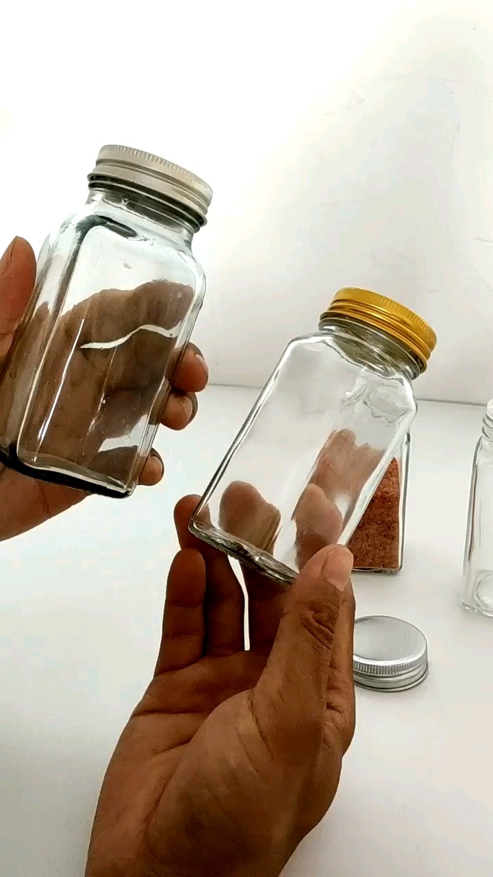 Daily 4 Oz Square Spice Bottles Spice Containers With Plastic Shakers