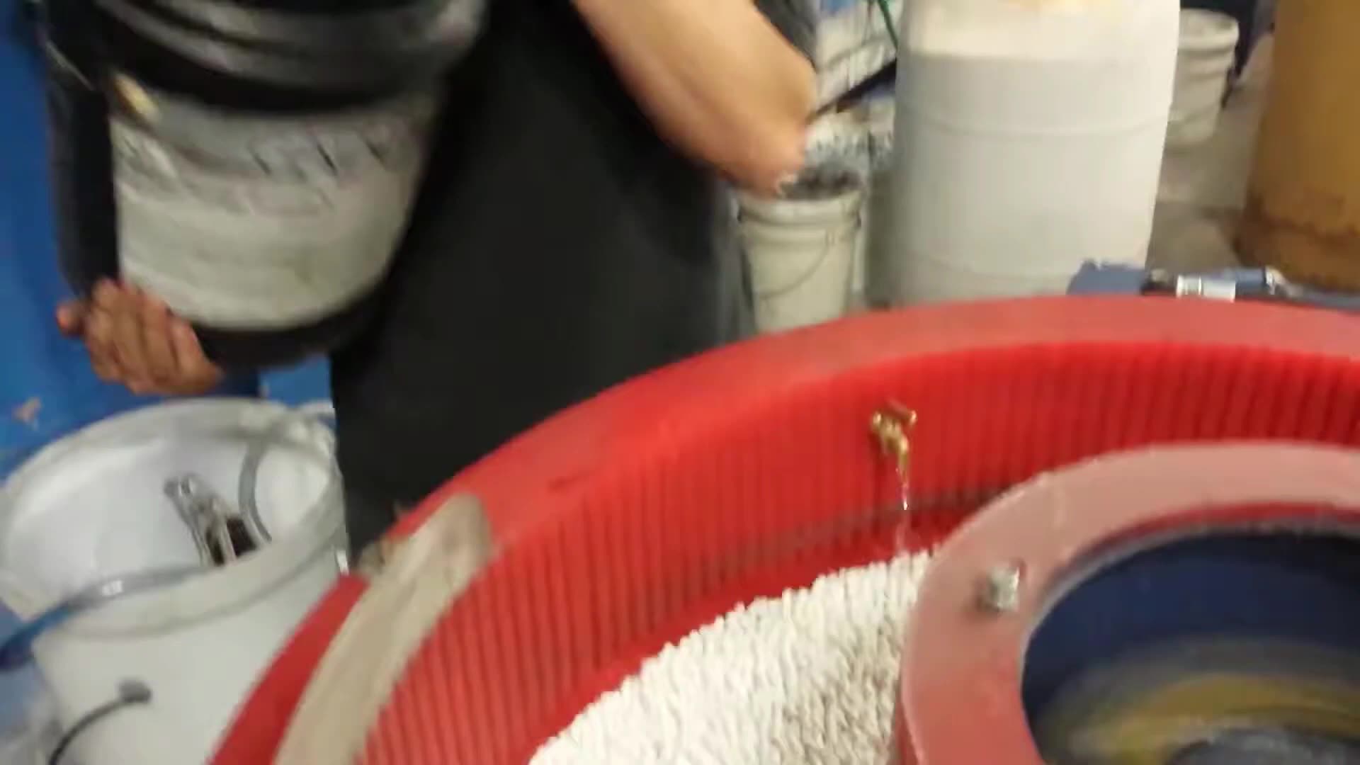 Machine Polishing Vibratory Finishing Machine Large Vibratory Tumbler