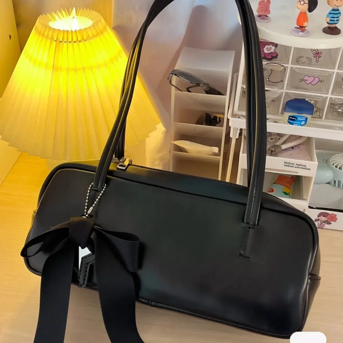 Fashion bow shoulder bag with underarm design, new spring and summer leisure versatile pillow bag, high-end light pink baguette bag