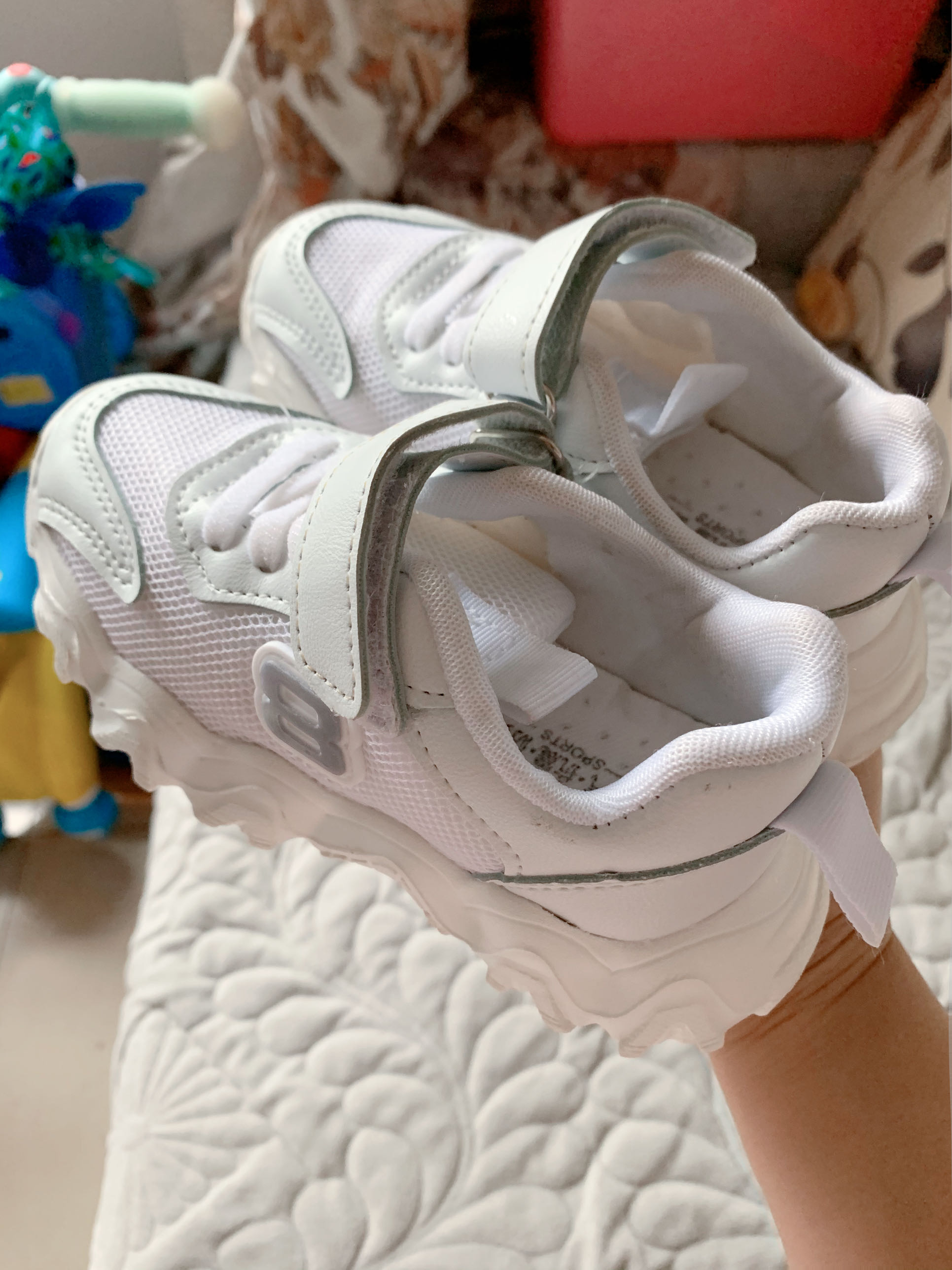 儿童运动小白鞋春夏季312岁正规厂商生产的吗？两款产品评测