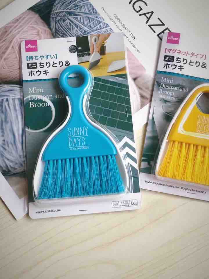 Japan Daiso mini desktop broom dustpan set Household broom cleaning small broom broom dustpan