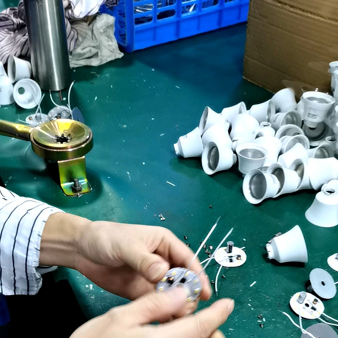 Wholesale Free Samples Led E27 B22 Raw Materialled Smd Bulb Price List Electric Lamp Headlight