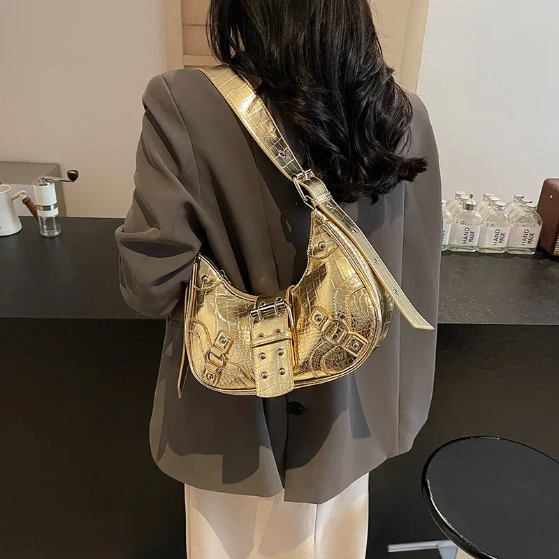 New Moon Fashion Versatile Motorbike Shoulder Bag with Rivets 2024 Personality New Arrival Crepe Underarm Crossbody Bag