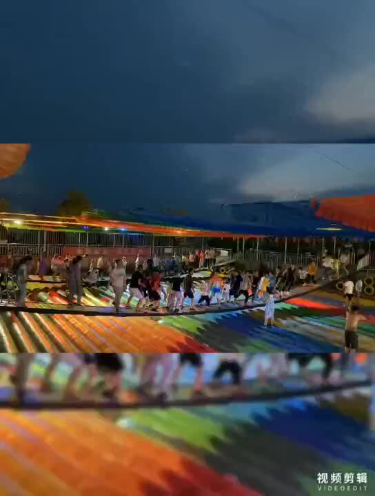 Outdoor large popular net Red Bridge Swing Bridge Scenic Area Unpowered amusement equipment thickened air cushion Multi-person swing bridge